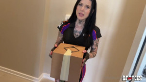 Delivery Girl Awlivv Gets Pounded By A BBC