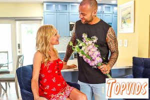 Bella Bare - Blonde MILF Bella Bare’s Belated Mother’s Day Gift