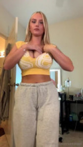 Anna Kopf Teases With Her Sexy Body