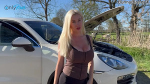 Kanaiz Gets Her Pussy Fucked Outdoors