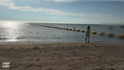 A Stranger On A Public Beach Gets Invited To Her Hotel