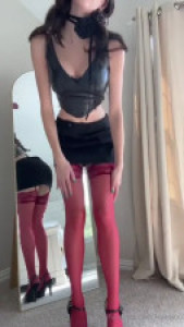 Lilah_LovesYou Masturbates In Front Of The Mirror