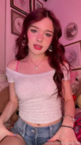 Petite LittleDaisyBbyy Fills Her Pussy Up With Dildo
