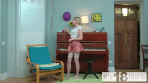 Cute Jessie Ames Masturbates For The Camera