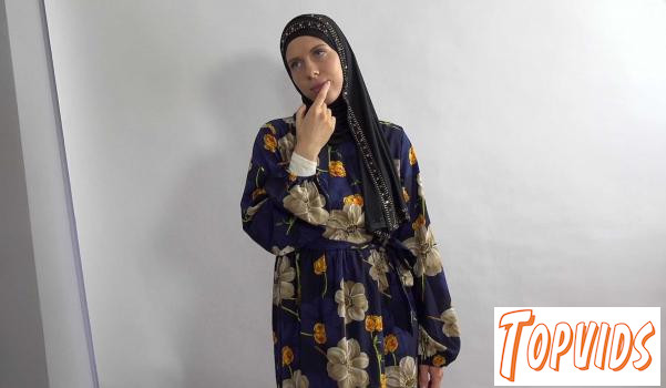 Holly Molly - Sexy Holly Molly in hijab wants some photos