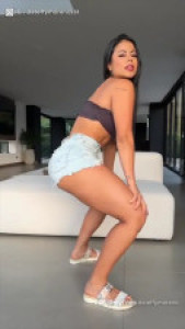Steffy Moreno Strips And Seduces While Dancing