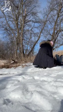 Juicydubz Plays And Squirts In The Snow