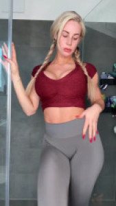 Fit_Honey Stuffs Her Butthole Before Bathtime