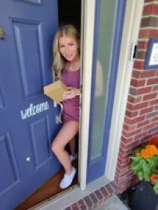 Busty Brooklyn Chase Pounds The Delivery Guy