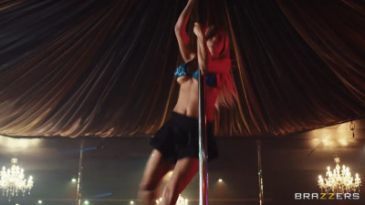 Yasmina Khan Satisfies Two Dicks At The Club