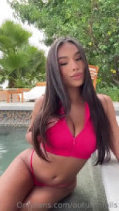 Autumn Falls Plays With Her Dildo By The Pool