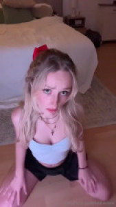 Bellaraee Sucks Her Dildo Like A Lollipop