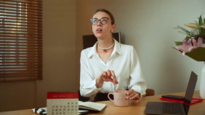 JuicyGao Plays With Her Cunt When The Boss Leaves