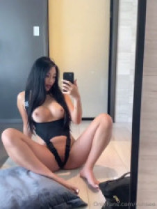 Soso_Offical Rubs Her Juicy Cunt With A Dildo