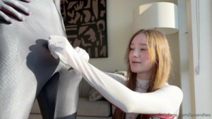 Lov3lyChick Gets Fucked As Gwen Stacy