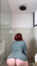 Dayanadiazu Flaunts Her Curves While Bathing