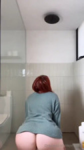 Dayanadiazu Flaunts Her Curves While Bathing